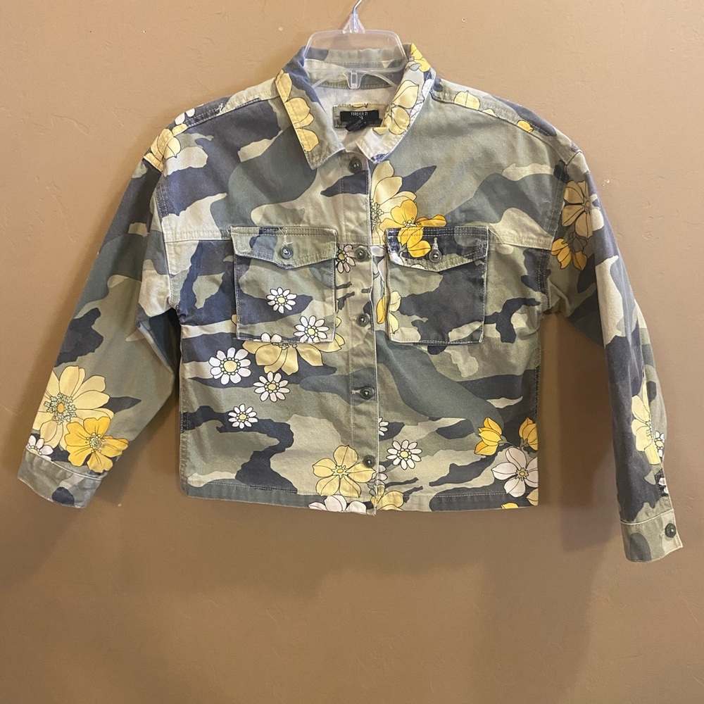 Forever 21 Kids size 11/12 Denim Camo floral cropped jacket
Green yellow button